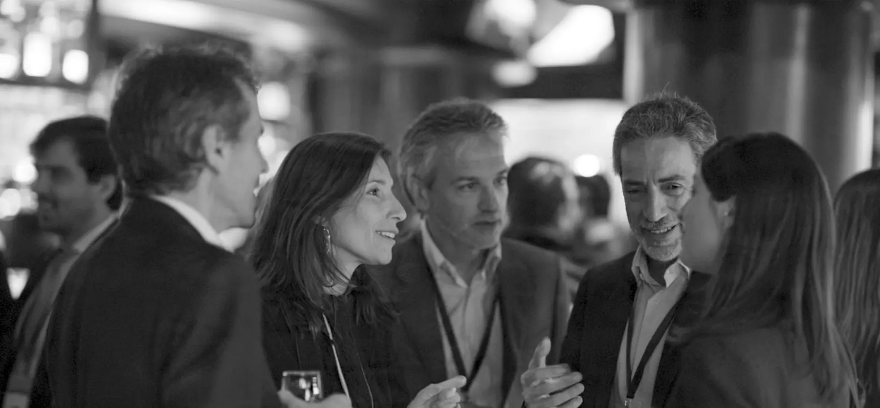 Miembros conversando en un bar durante un encuentro