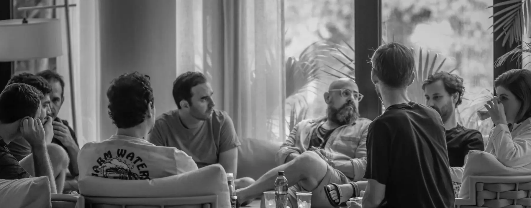 Víctor Estrugo escuchando en una conversación de grupo